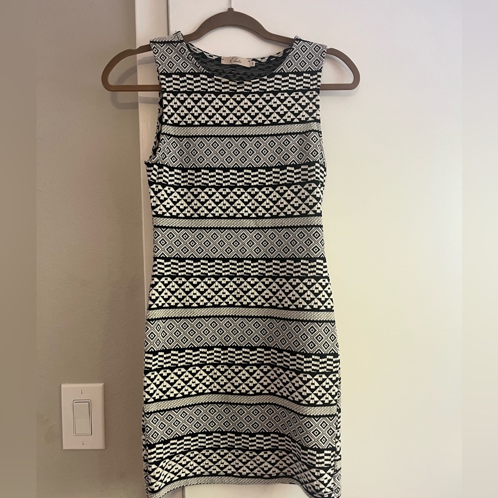 🖤 Black & White Geometric Bodycon Dress – Sleeveless – Size S